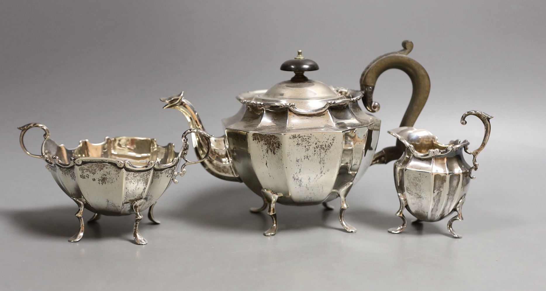 A late Victorian silver three piece bachelor's tea set, Barker Brothers, Birmingham 1900, gross 17oz.